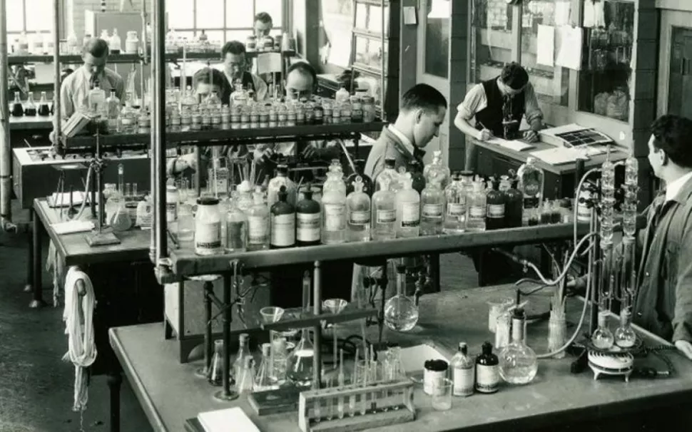 En 1917, el profesor Arthur Stoll crea un departamento farmacéutico en Sandoz y comienza la investigación.